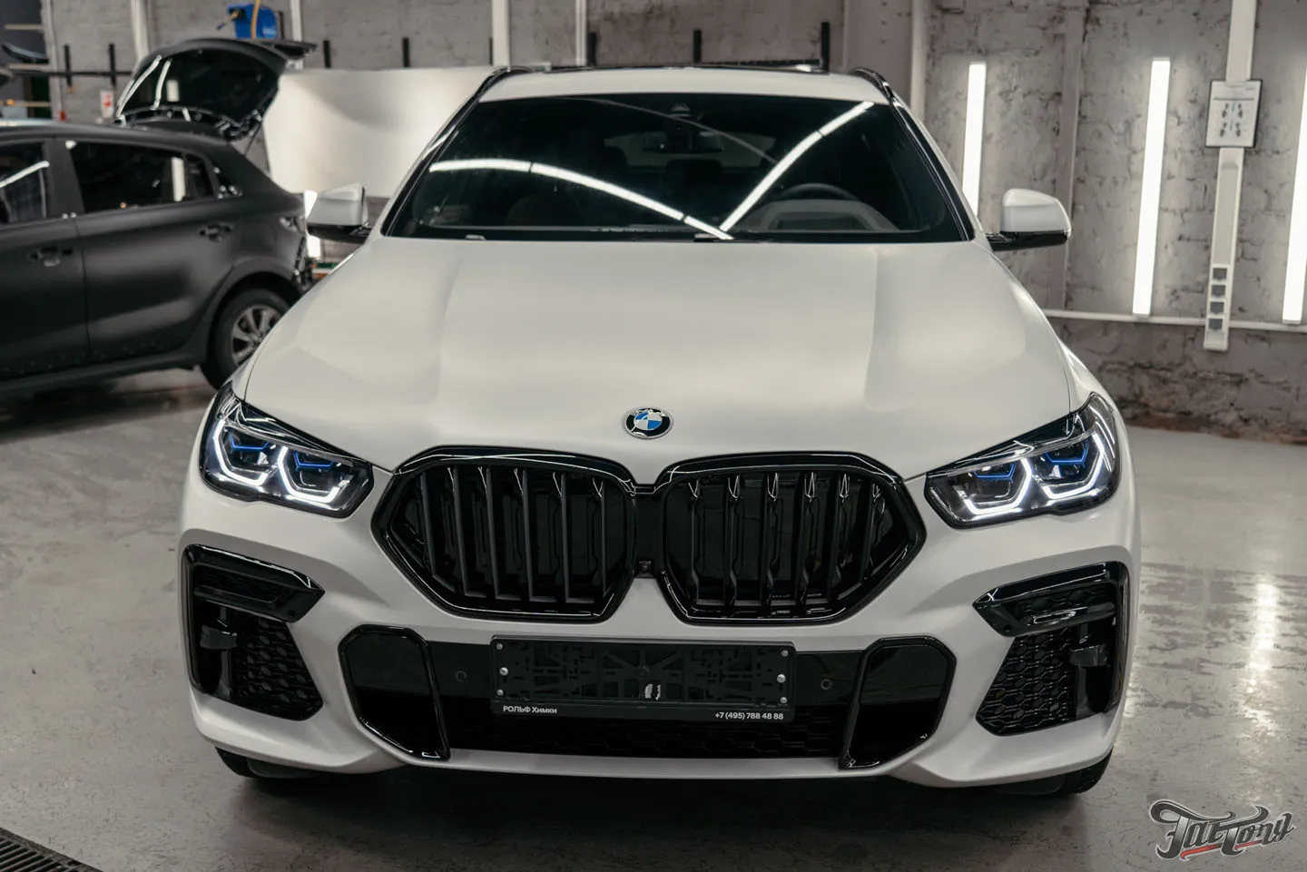 Оклеили BMW X6 матовым полиуретаном и покрыли керамическим составом, защитили глянец в салоне, почистили кожу и обработали ее керамикой
